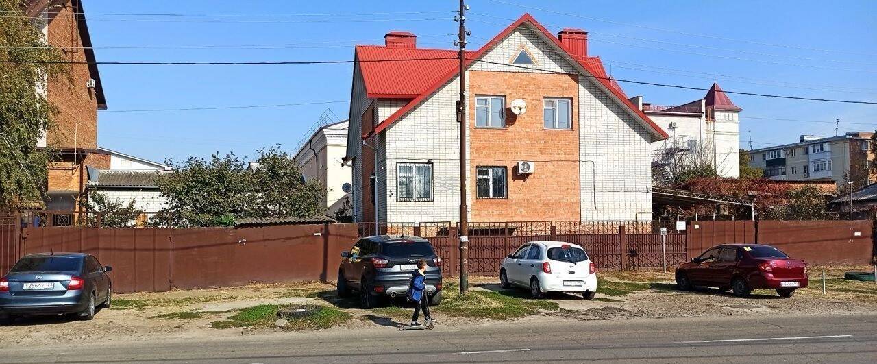 Продам дом пл.332 кв.м., 7 сот., Кропоткин, ул. Дугинец 8