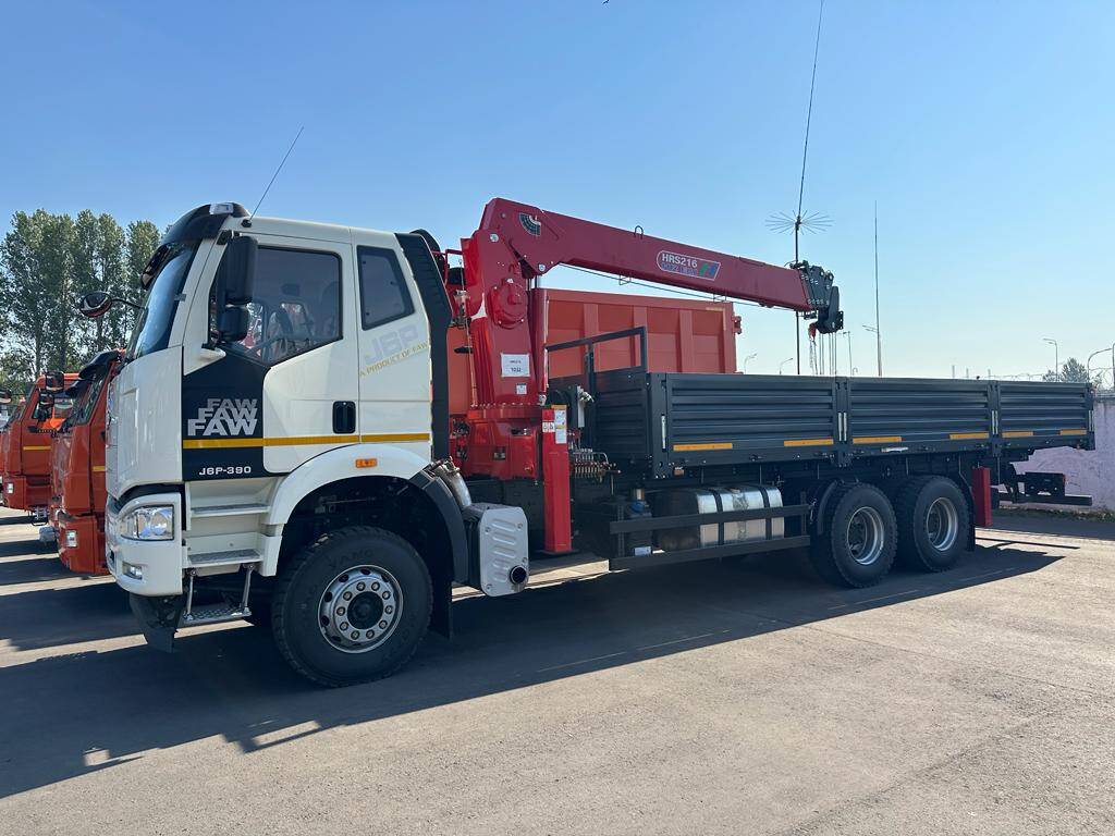 Бортовой автомобиль FAW с КМУ Horyong 216 Бортовой автомобиль FAW с КМУ Horyong 216