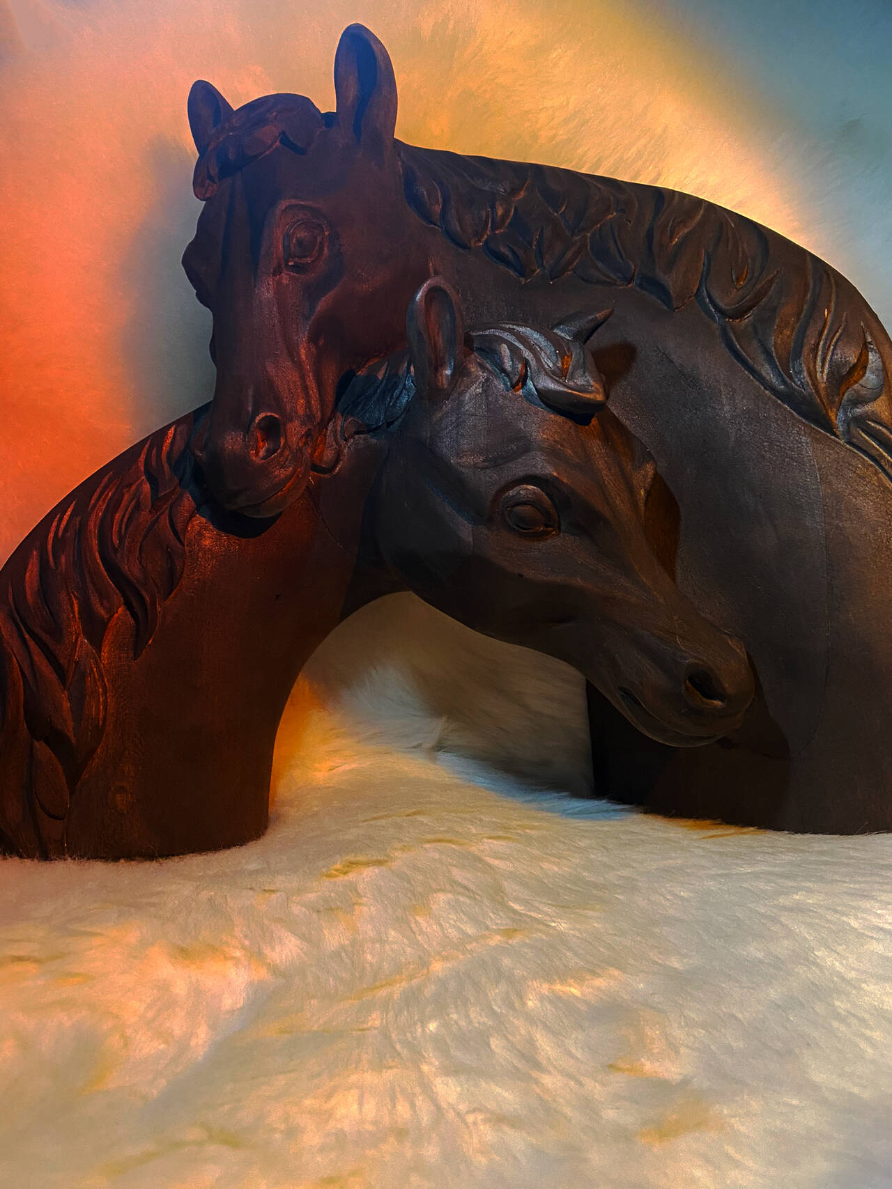 Резная статуэтка «Два коня»