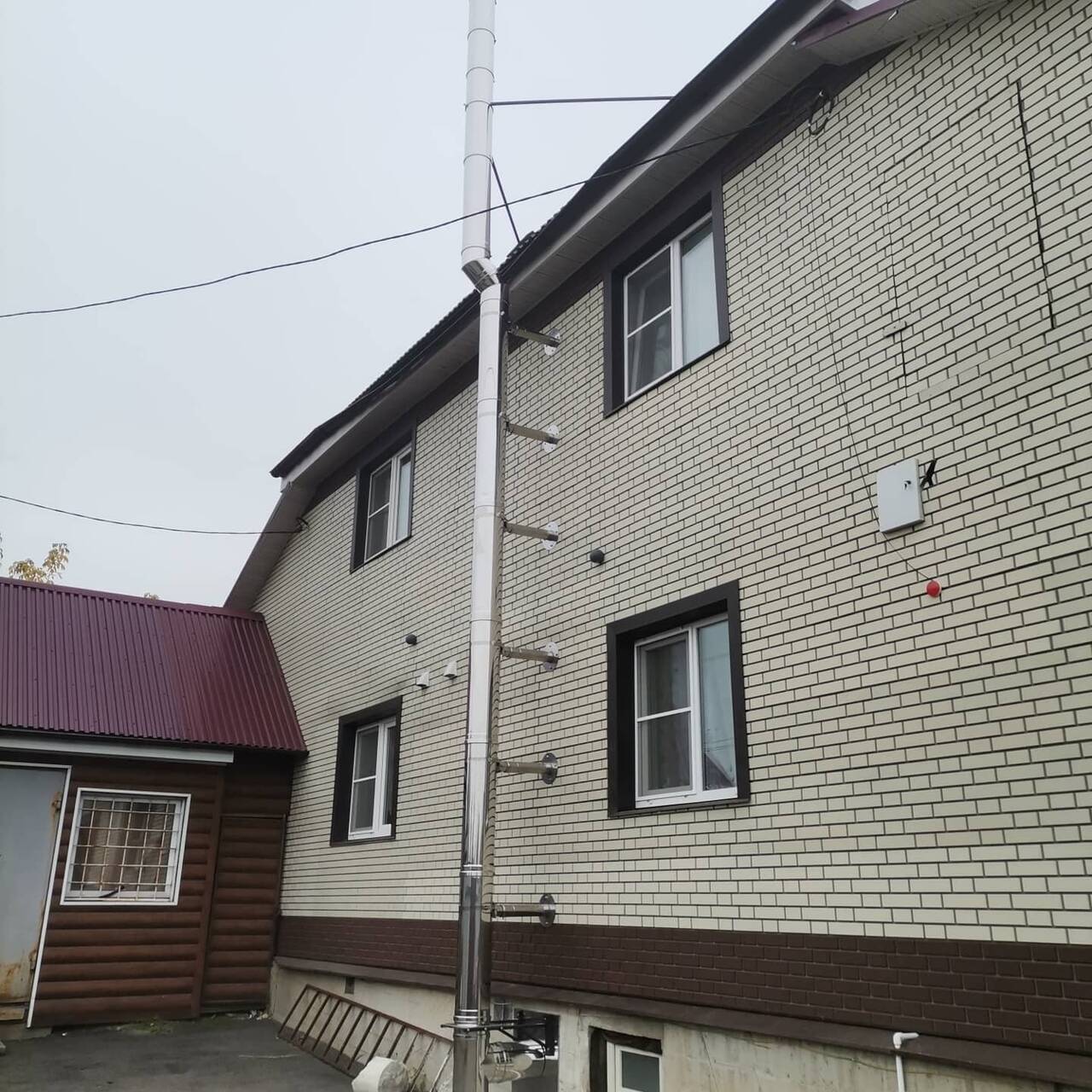 Установка чугунных печей и сендвич дымоходов.