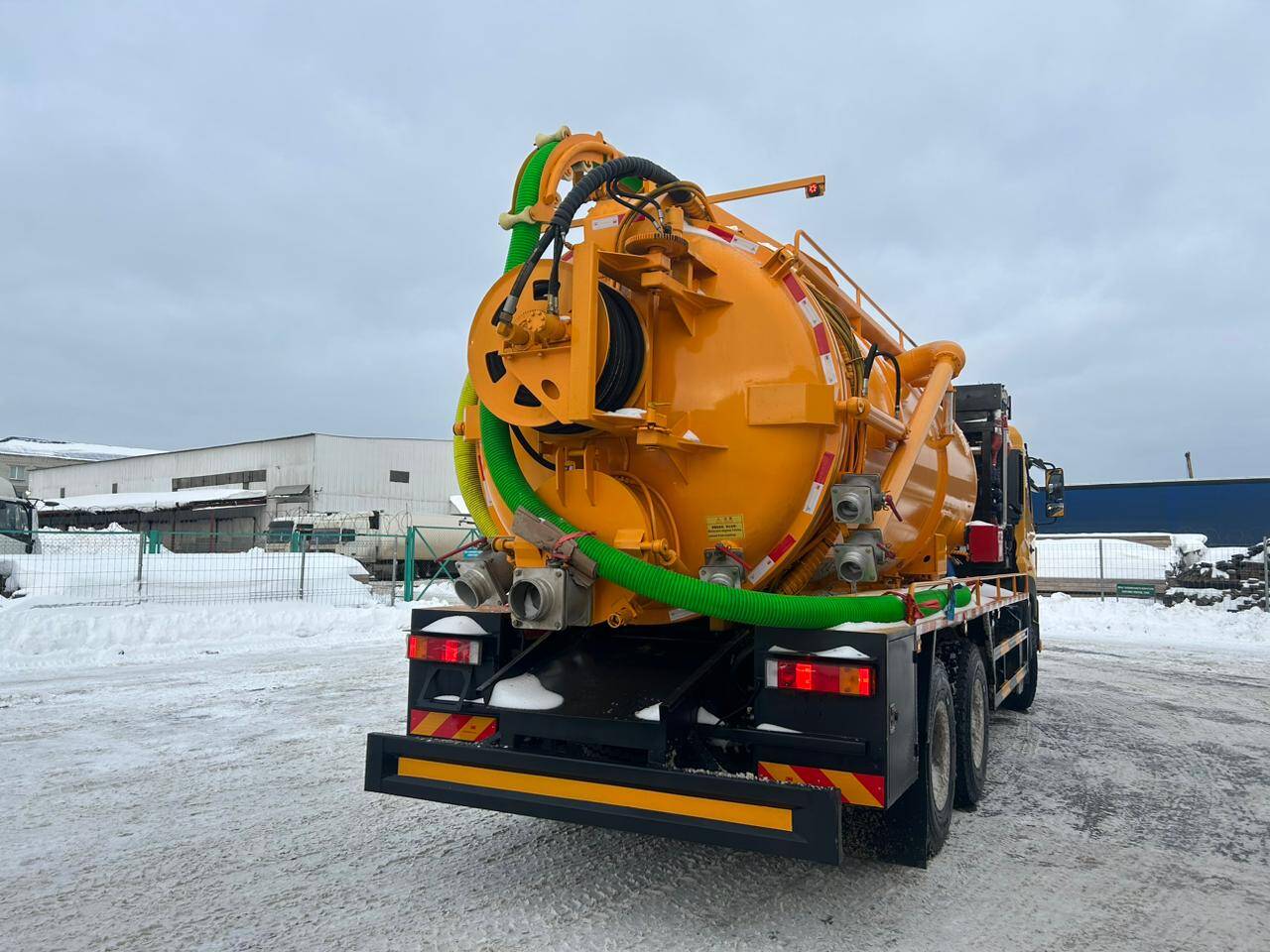  Комбинированный илосос c канaлопрoмывочным обopудованием