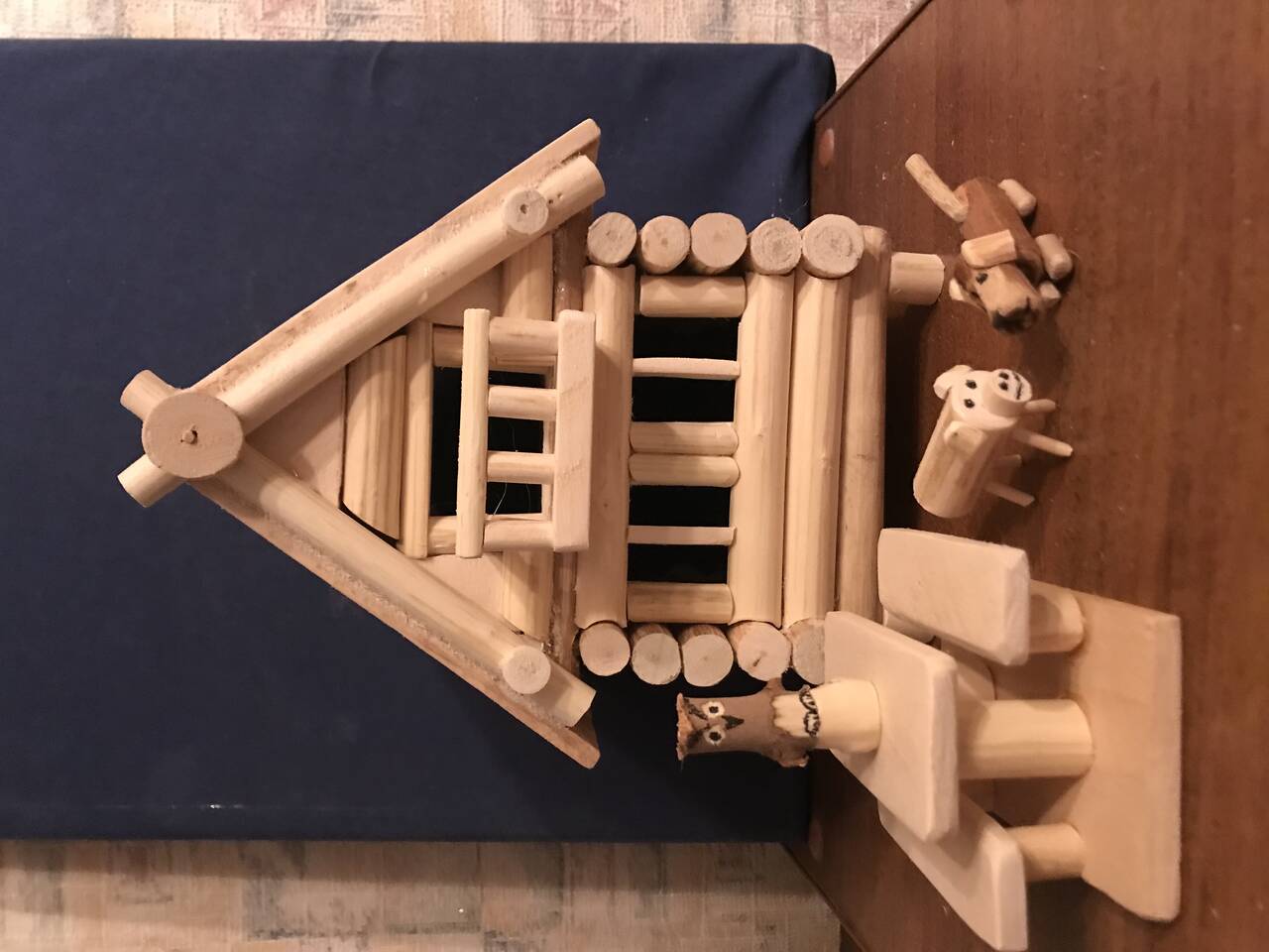 Деревянный кукольный домик