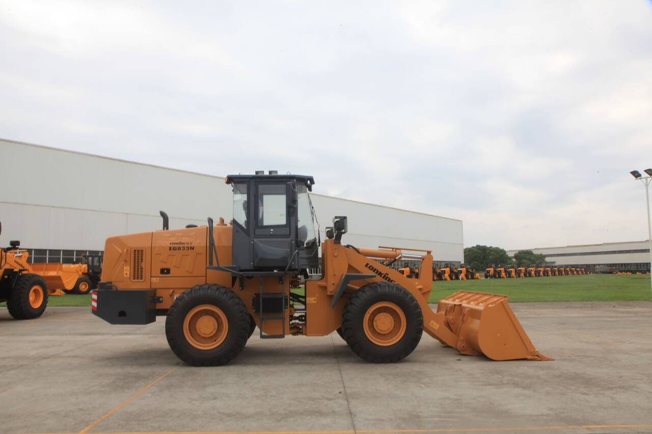 ФРОНТАЛЬНЫЙ ПОГРУЗЧИК LG833N