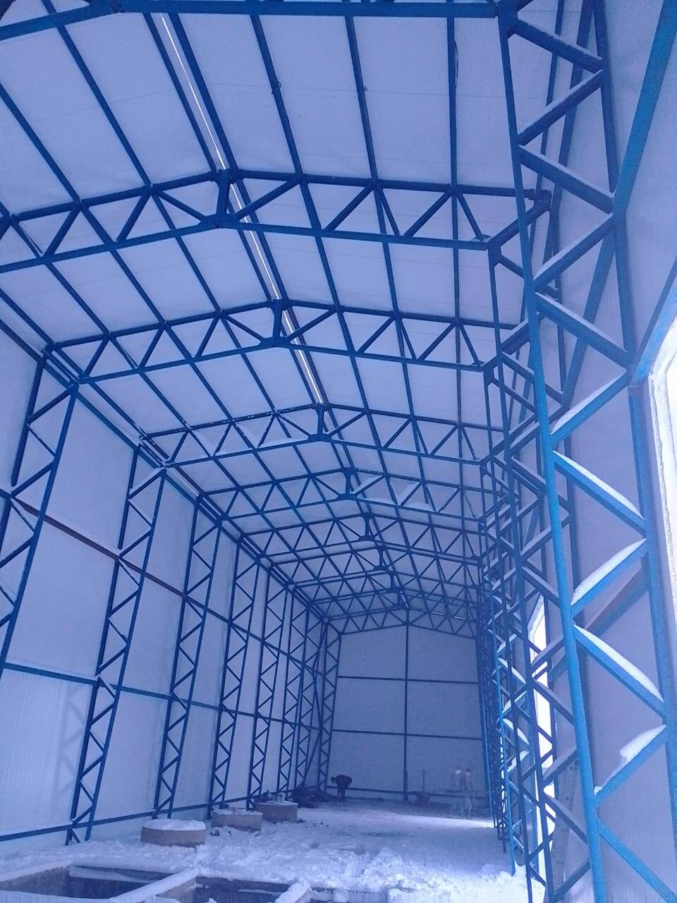 Склад, состоящий из панелей из сэндвичного материала