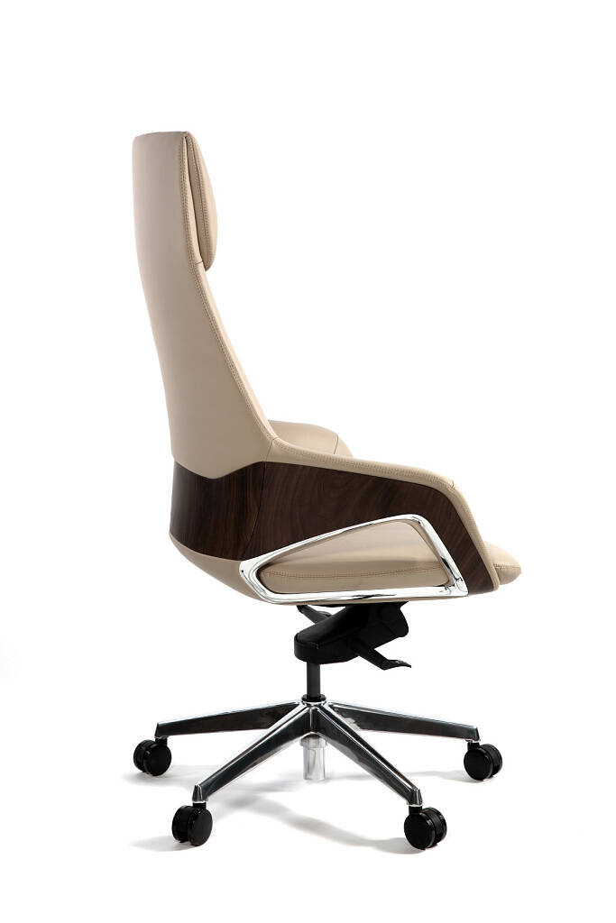 Офисное кресло руководителя