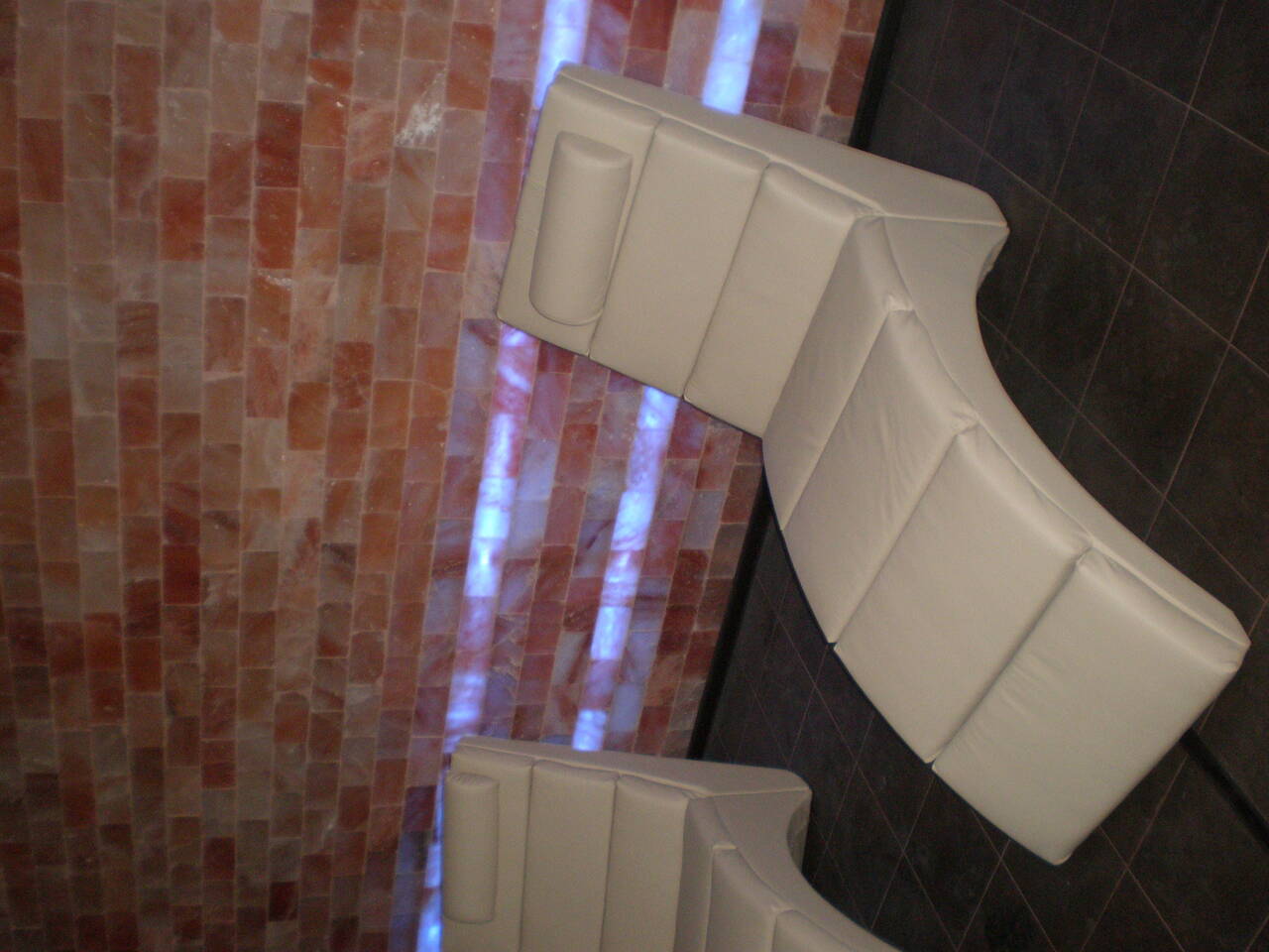 Кресло – лежак из эко кожи. 