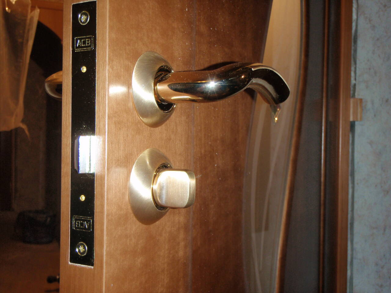 Врезка и замена замков 