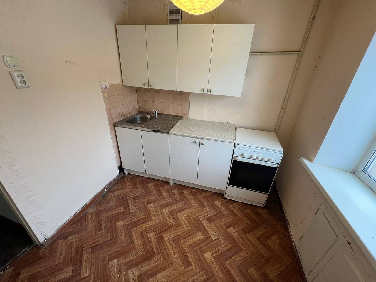 Продаётся 1 комнатная квартира в центре Нижнего Тагила, улица Газетная 99, этаж 3. Квартира с обычным ремонтом. Есть балкон. Кладовка. Газ. Санузел совмещённый. Всё в рабочем состоянии, счётчики, краны, бачок, электропроводка. Продаётся без мебели в Нижнем Тагиле фото 2 Недвижимость Нижний Тагил