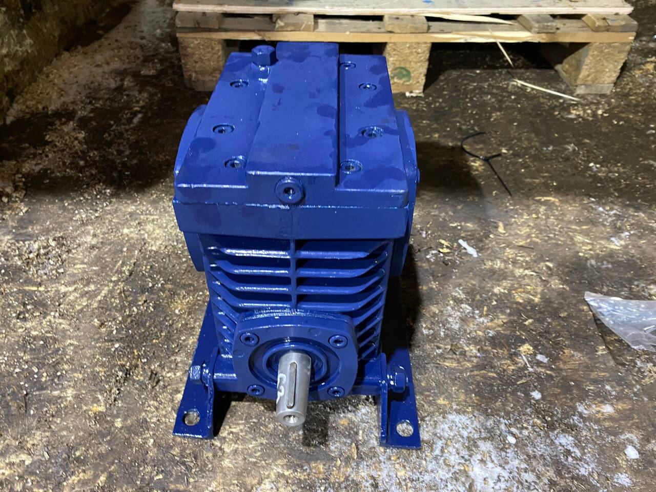 Редукторы, мотор-редукторы, насосы, электродвигатели