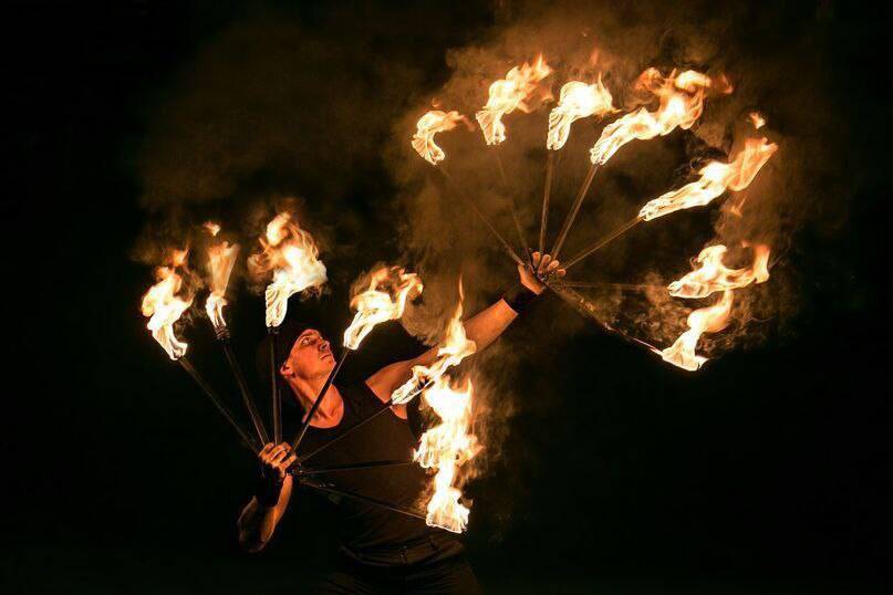 Мимы, ходулисты, фаер-шоу