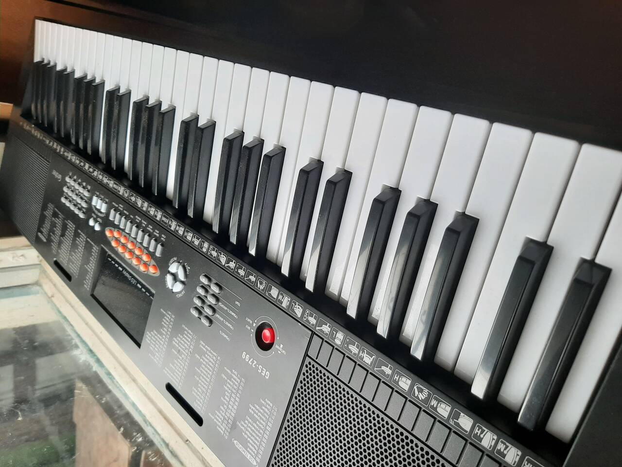 Продам синтезатор Ges2799 новый 61 клавиша Продам синтезатор Ges2799 новый 61 клавиша