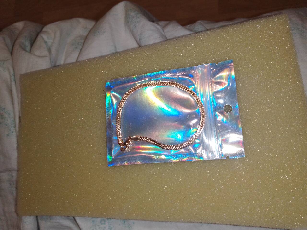 Цепочка под золото для девочек материал титан под маленькую руку отдам в дар 