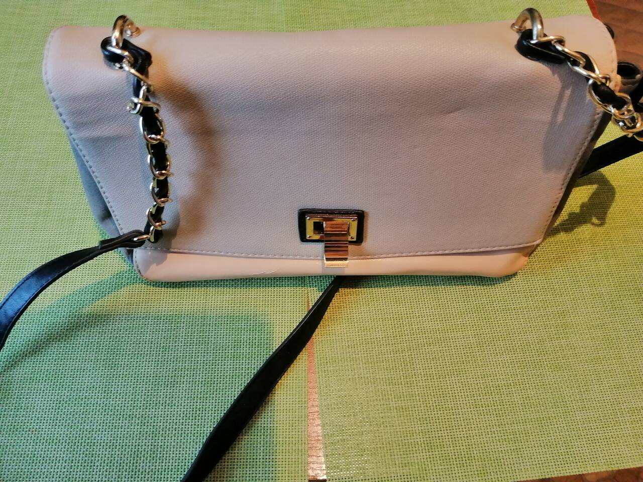 Сумка женская бежевая с длинной ручкой цепочкой. Классика в Москве фото 1 Личные вещи Москва