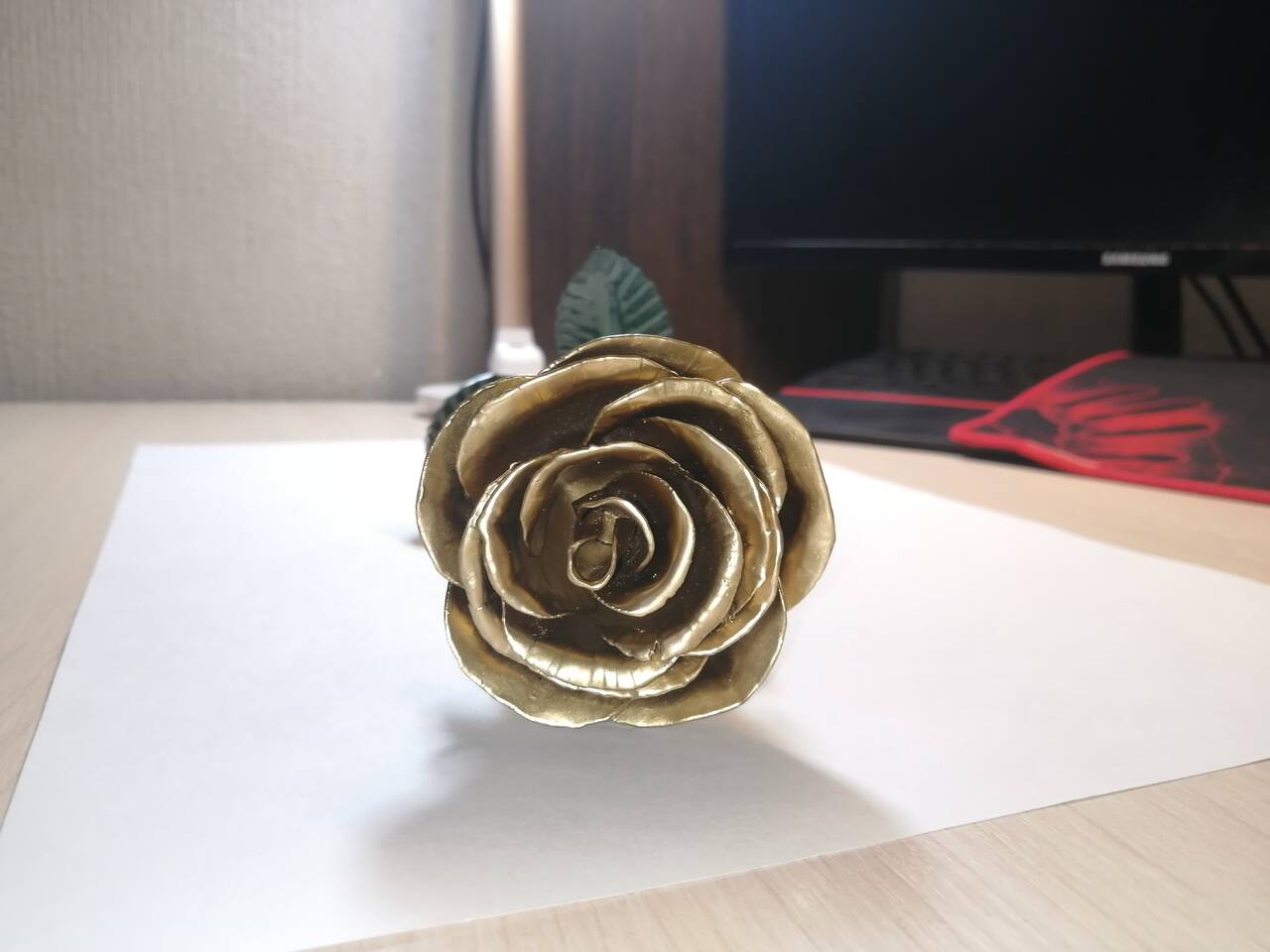 Роза из металла, золотая