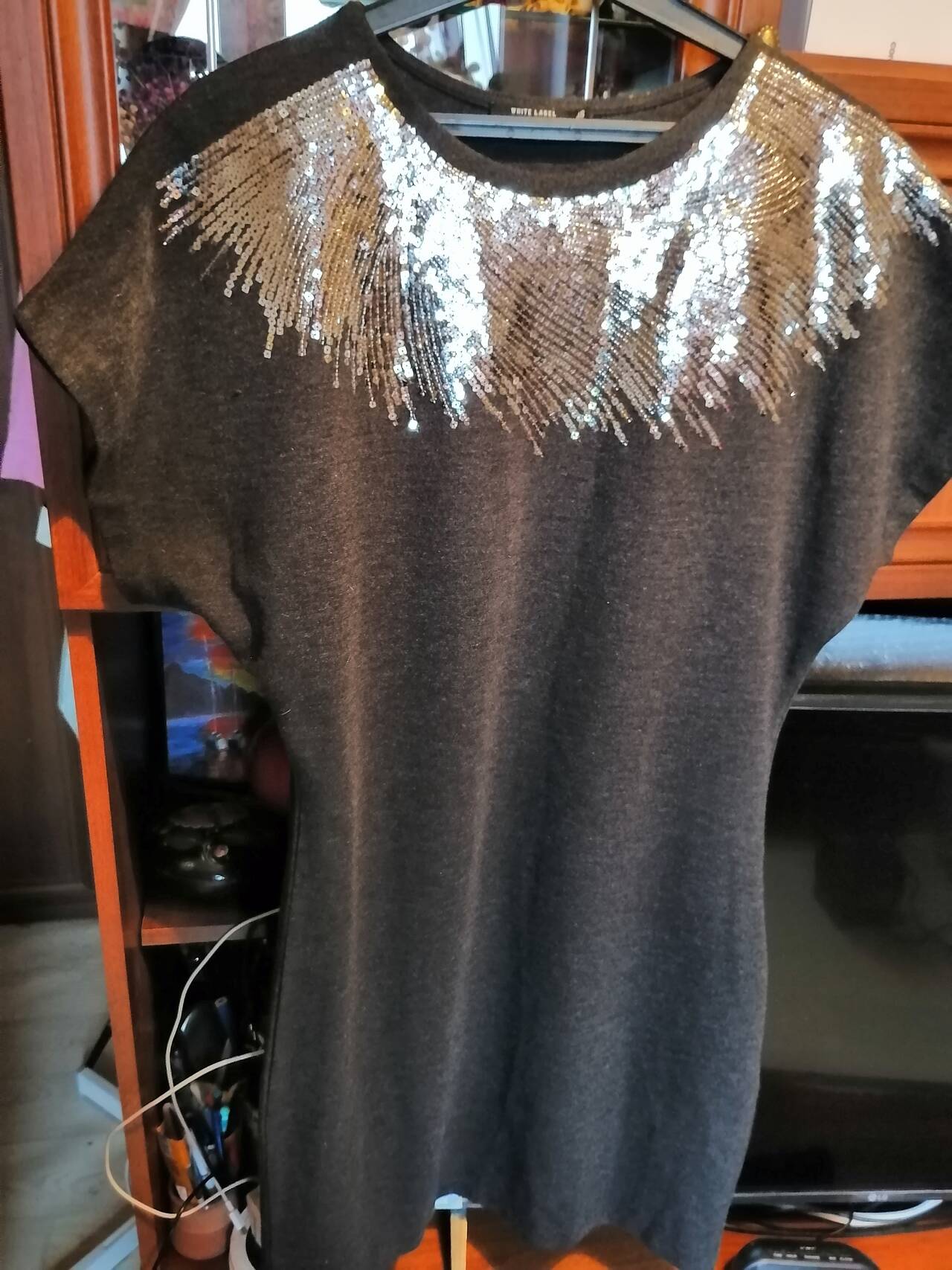 Платье приталенное теплое с блестящей вышивкой. Р 46. в Москве фото 1 Личные вещи Москва