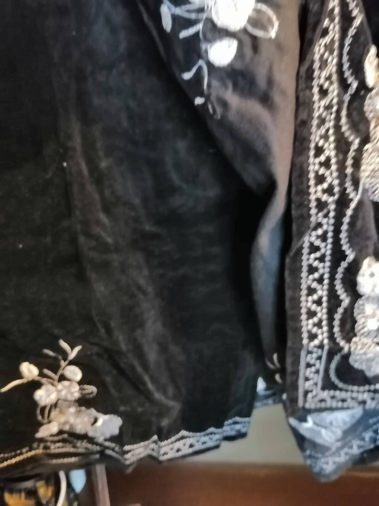 Юбка с вышивкой черный бархат. С запахом. Винтаж бохо хиппи р 46 в Москве фото 6 Личные вещи Москва Юбка с вышивкой черный бархат. С запахом. Винтаж бохо хиппи р 46 в Москве фото 6 Личные вещи Москва