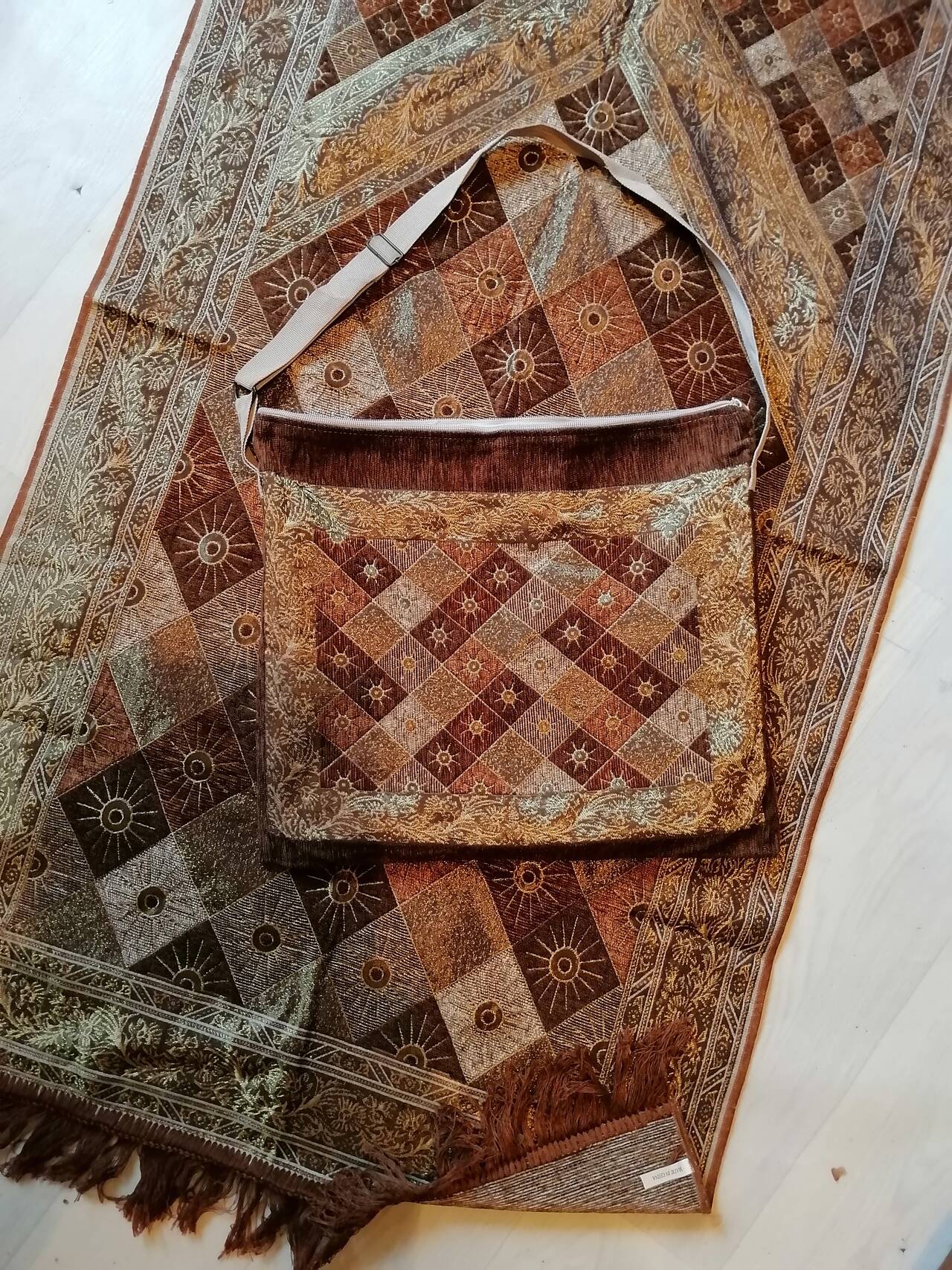 Коврик для молитвы + сумка чехол. Блестящий текстиль в Москве фото 1 Для дома и дачи Москва Коврик для молитвы + сумка чехол. Блестящий текстиль в Москве фото 1 Для дома и дачи Москва