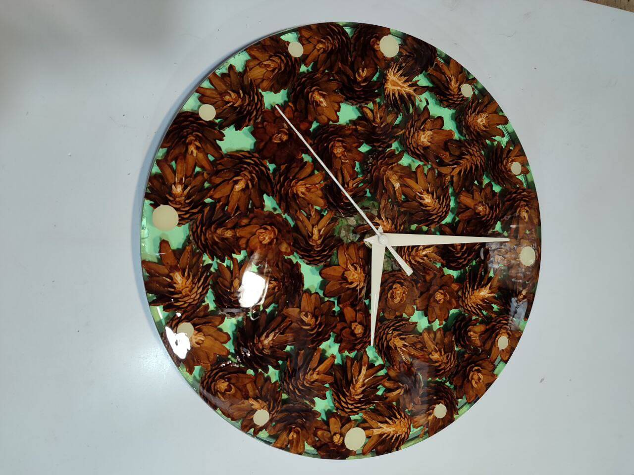 Часы настенные из эпоксидной смолы и сосновых шишек в Саратове фото 2 Для дома и дачи Саратов