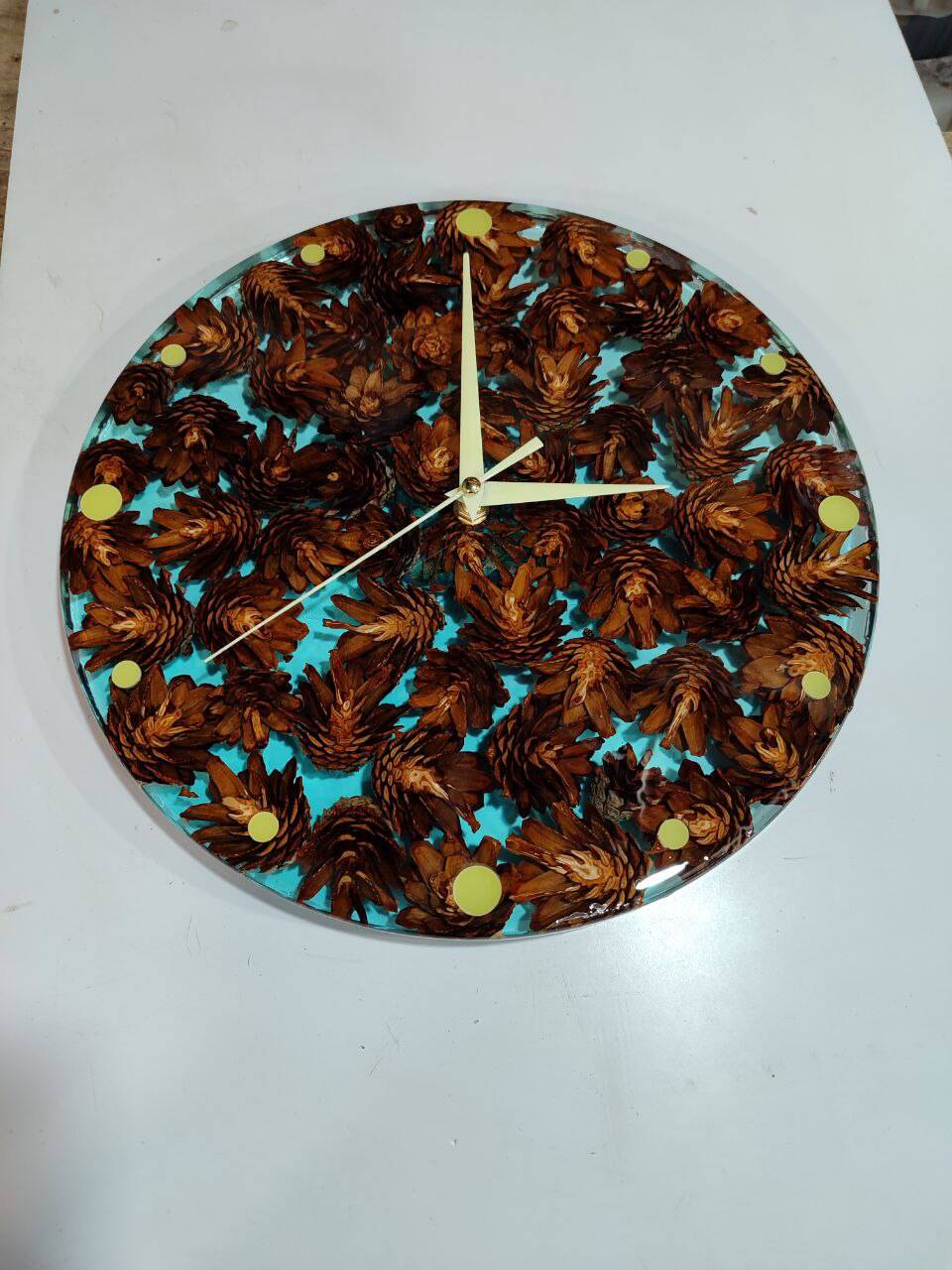 Часы настенные из эпоксидной смолы и сосновых шишек