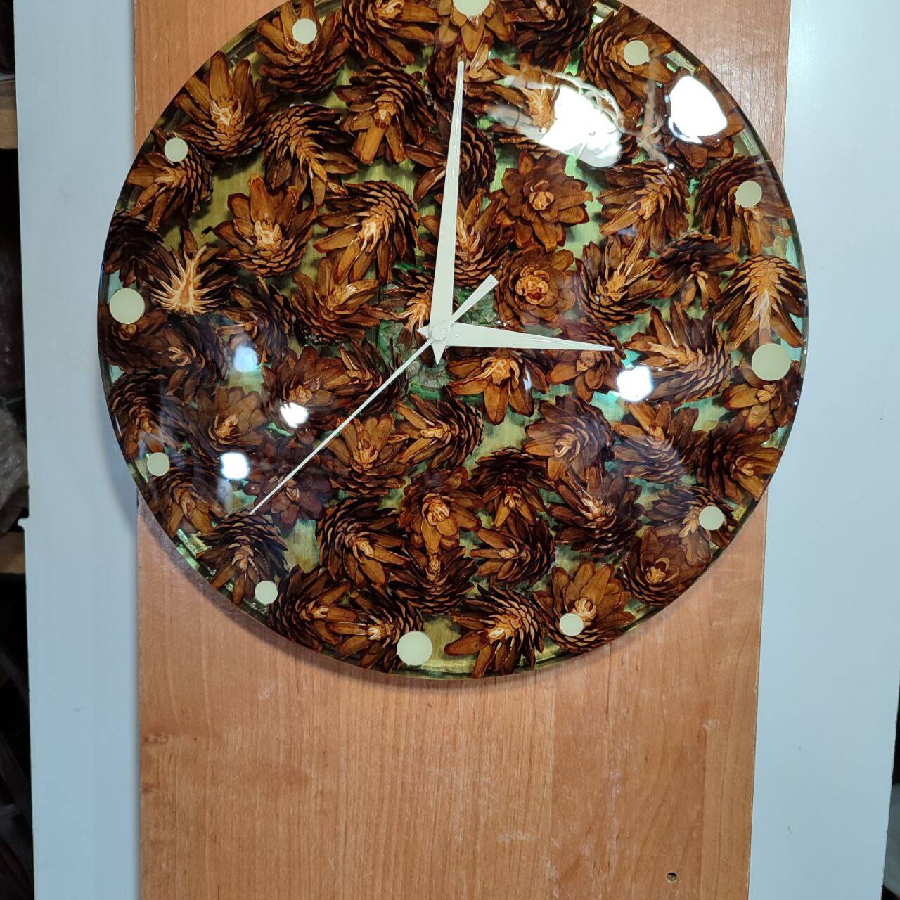 Часы настенные из эпоксидной смолы и сосновых шишек в Саратове фото 5 Для дома и дачи Саратов