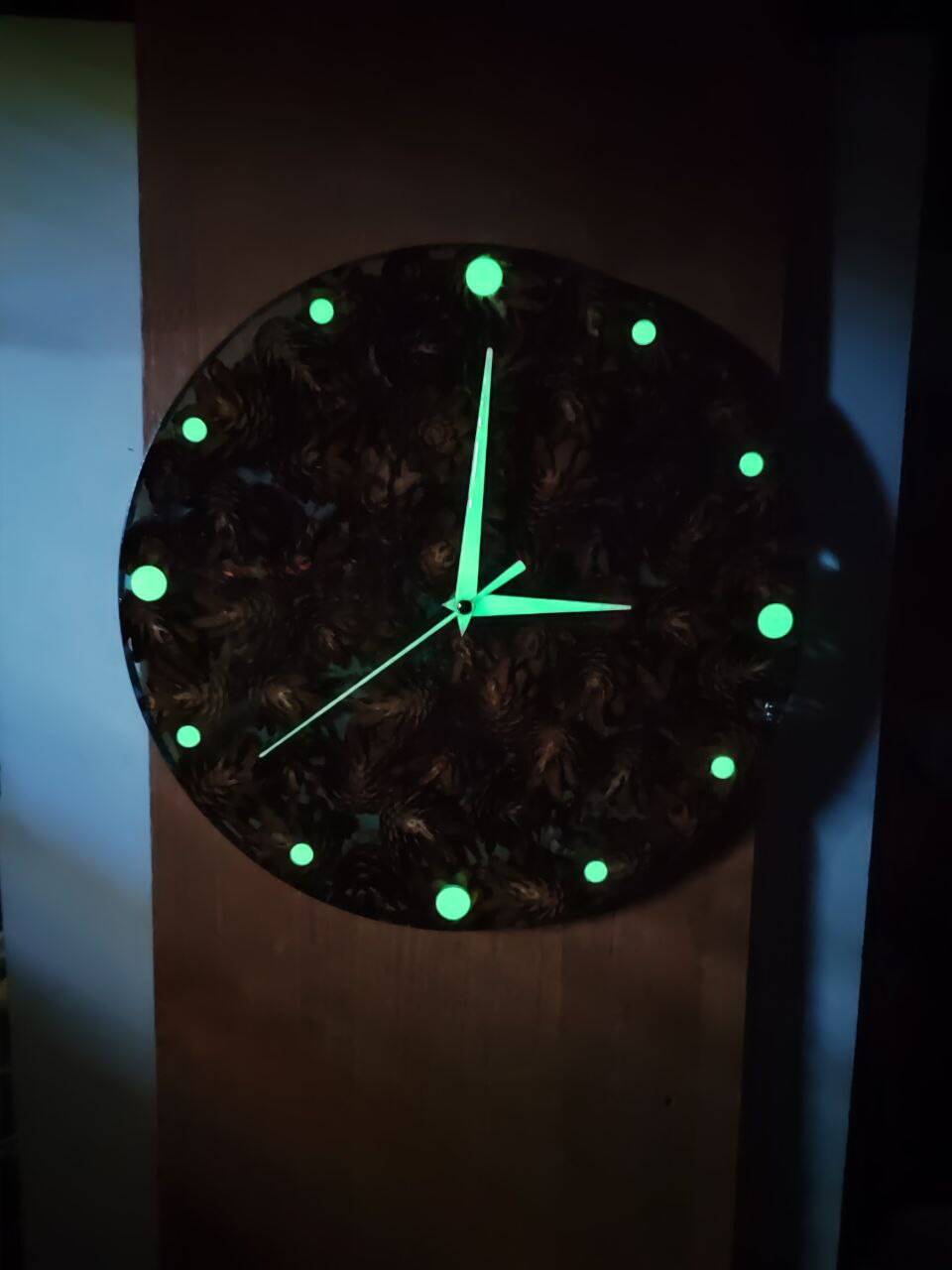 Часы настенные из эпоксидной смолы и сосновых шишек в Саратове фото 6 Для дома и дачи Саратов