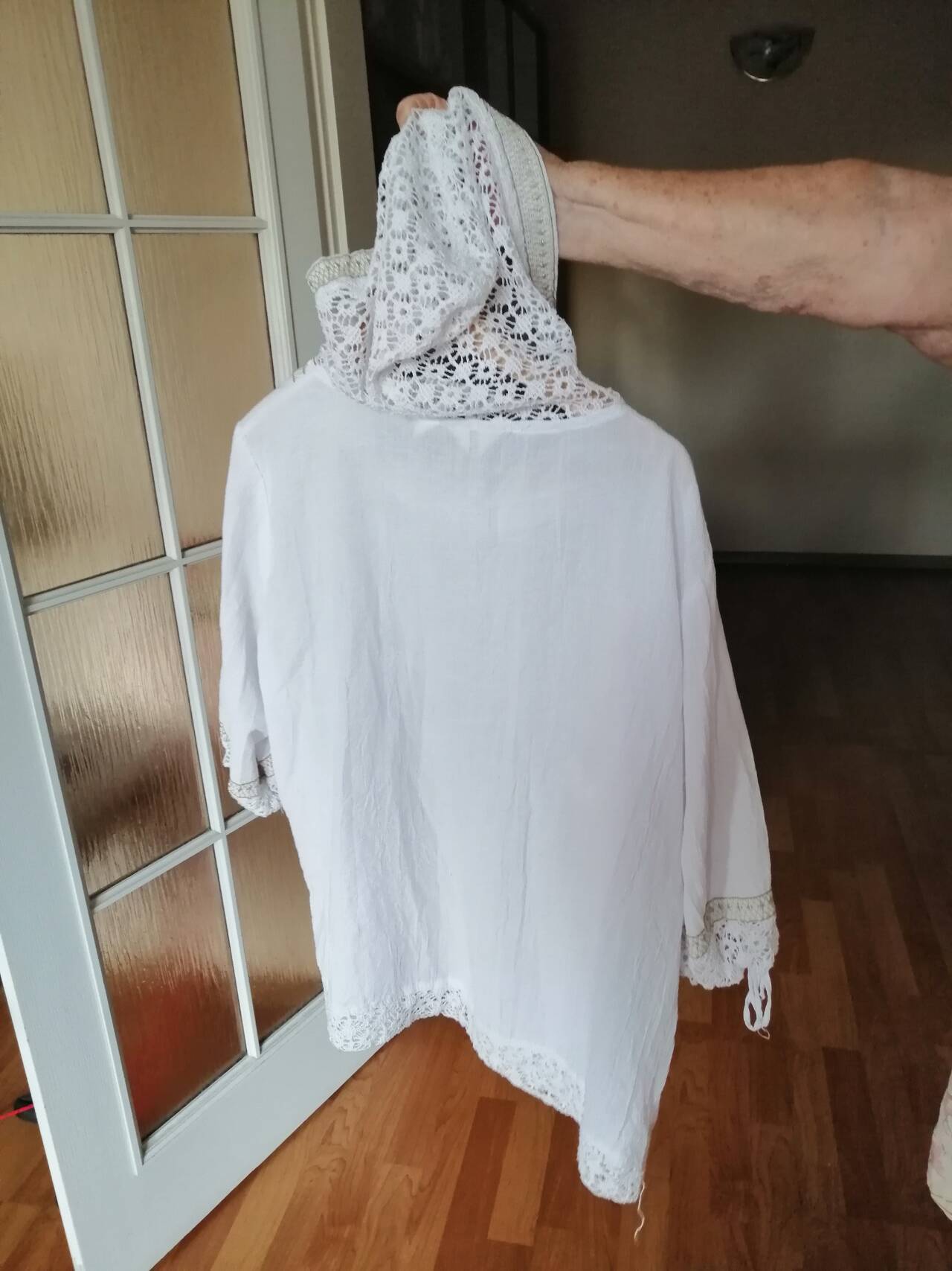 Кофта с капюшоном, белая, кружева с вышивкой, 100 %сaton, 48-50 размер, отличное состояние, 900 руб. в Москве фото 2 Личные вещи Москва