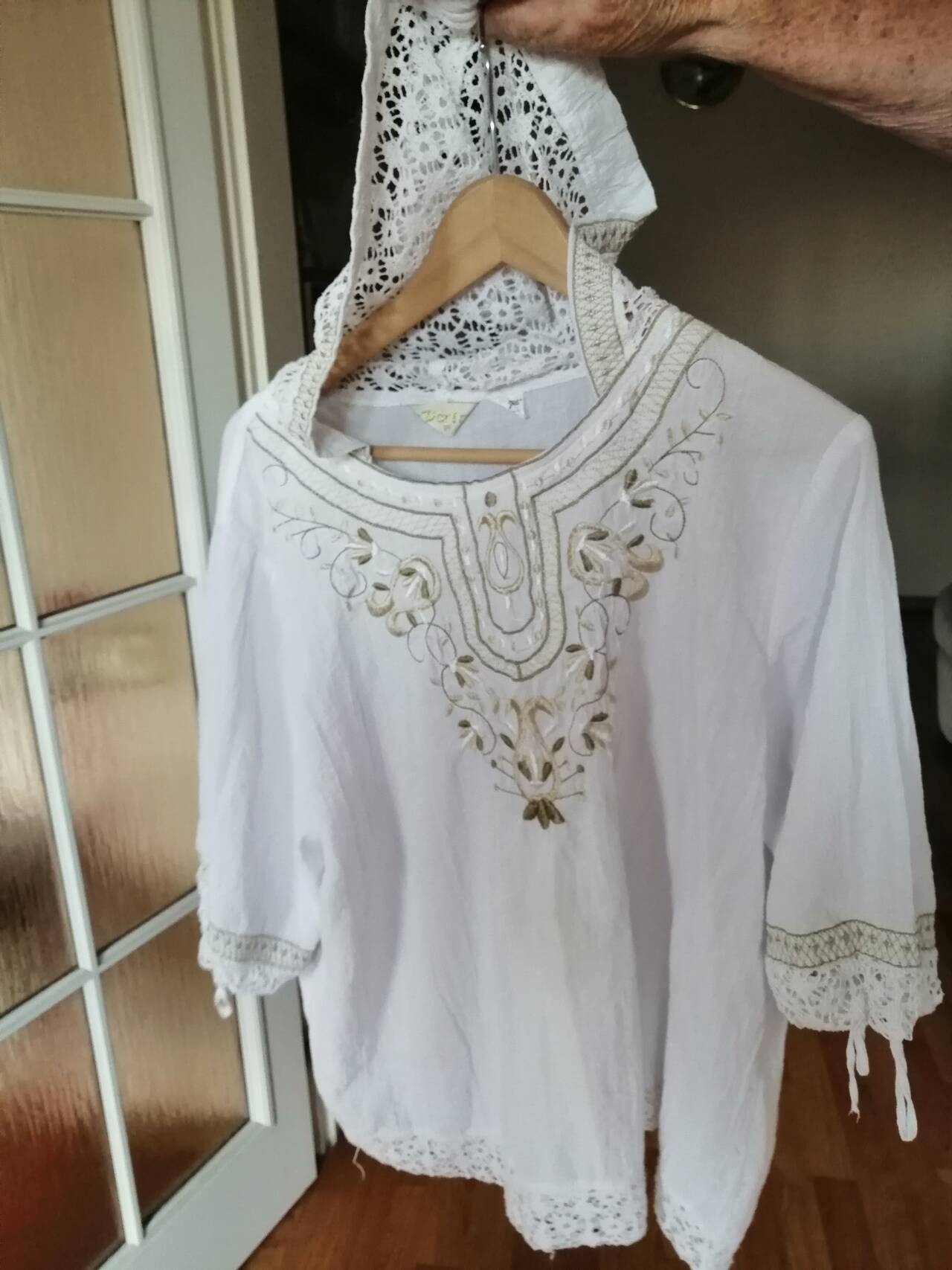 Кофта с капюшоном, белая, кружева с вышивкой, 100 %сaton, 48-50 размер, отличное состояние, 900 руб. в Москве фото 1 Личные вещи Москва