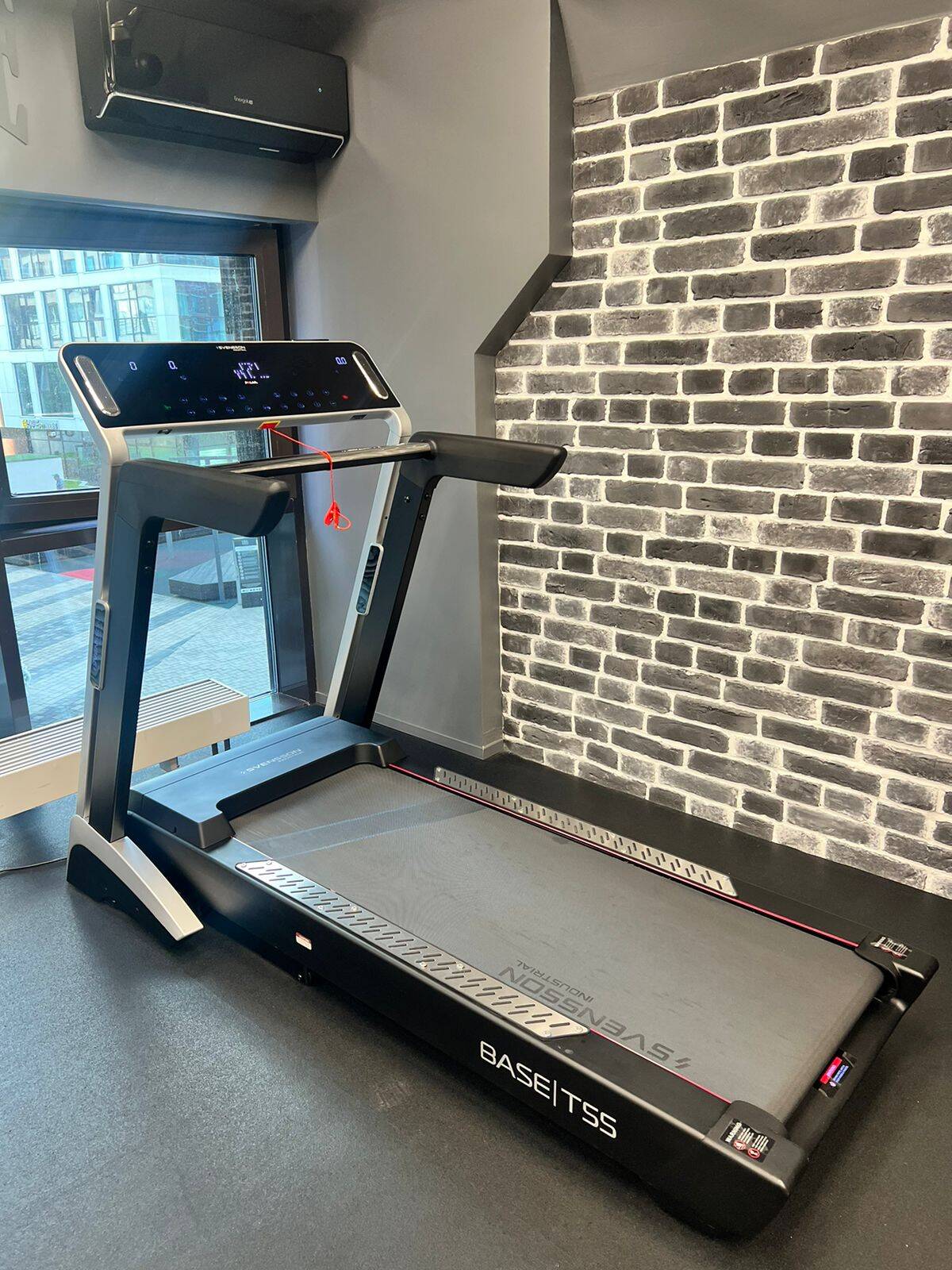 Беговая дорожка SVENSSON INDUSTRIAL BASE T55 LED в Москве фото 2 Увлечения и отдых Москва