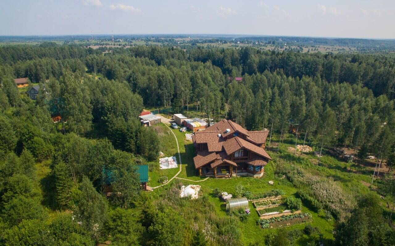 Участок со всеми коммуникациями 