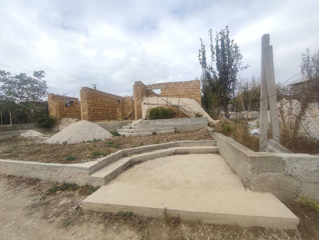 Продается земельный участок с недостроенным домом