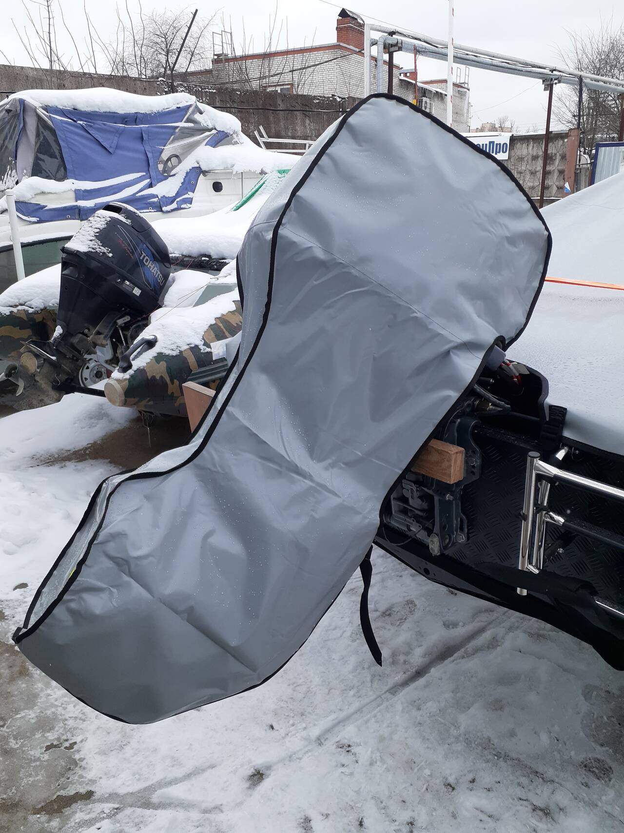 Чехол транспортировочный лодочного мотора.