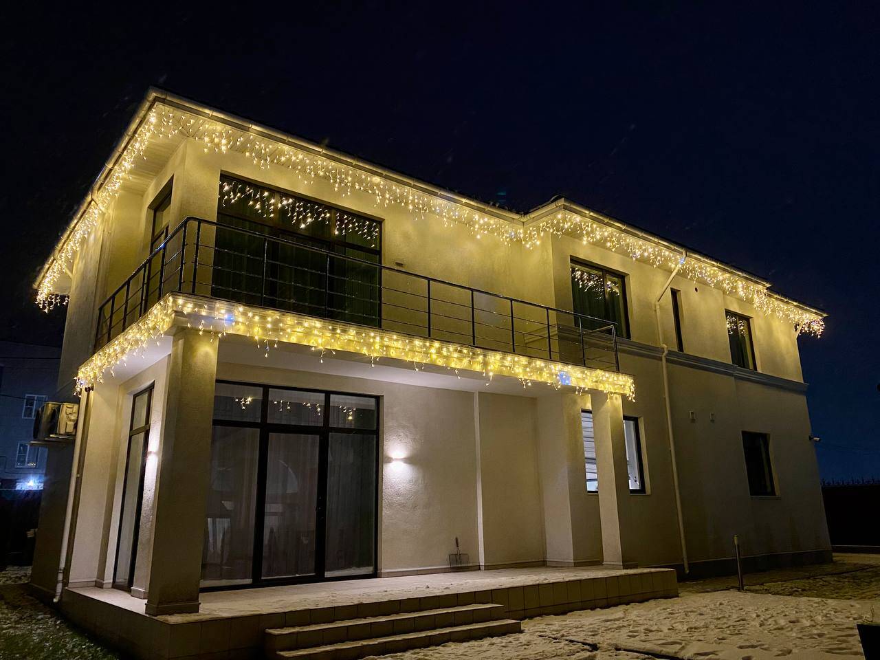 Световое оформление фасада дома