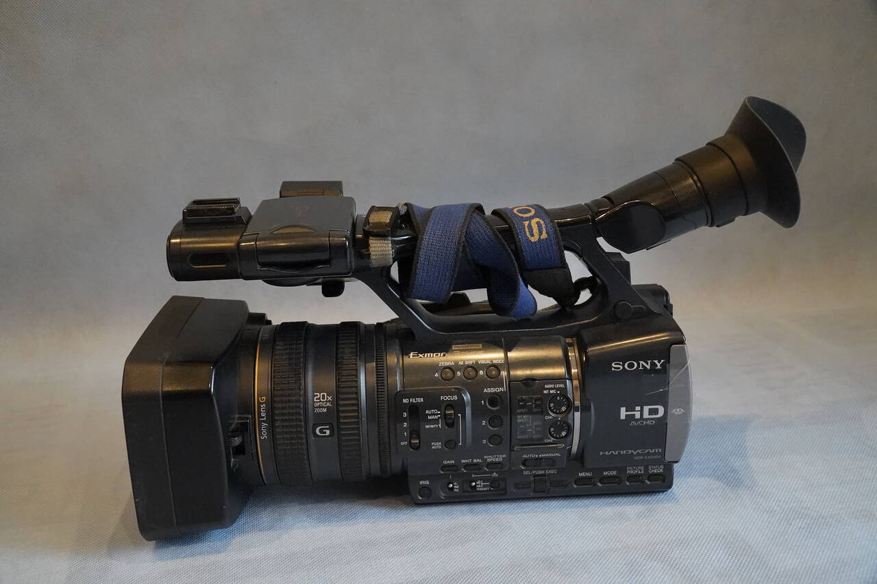 продаю видеокамеру Sony hdr-ax 2000e 