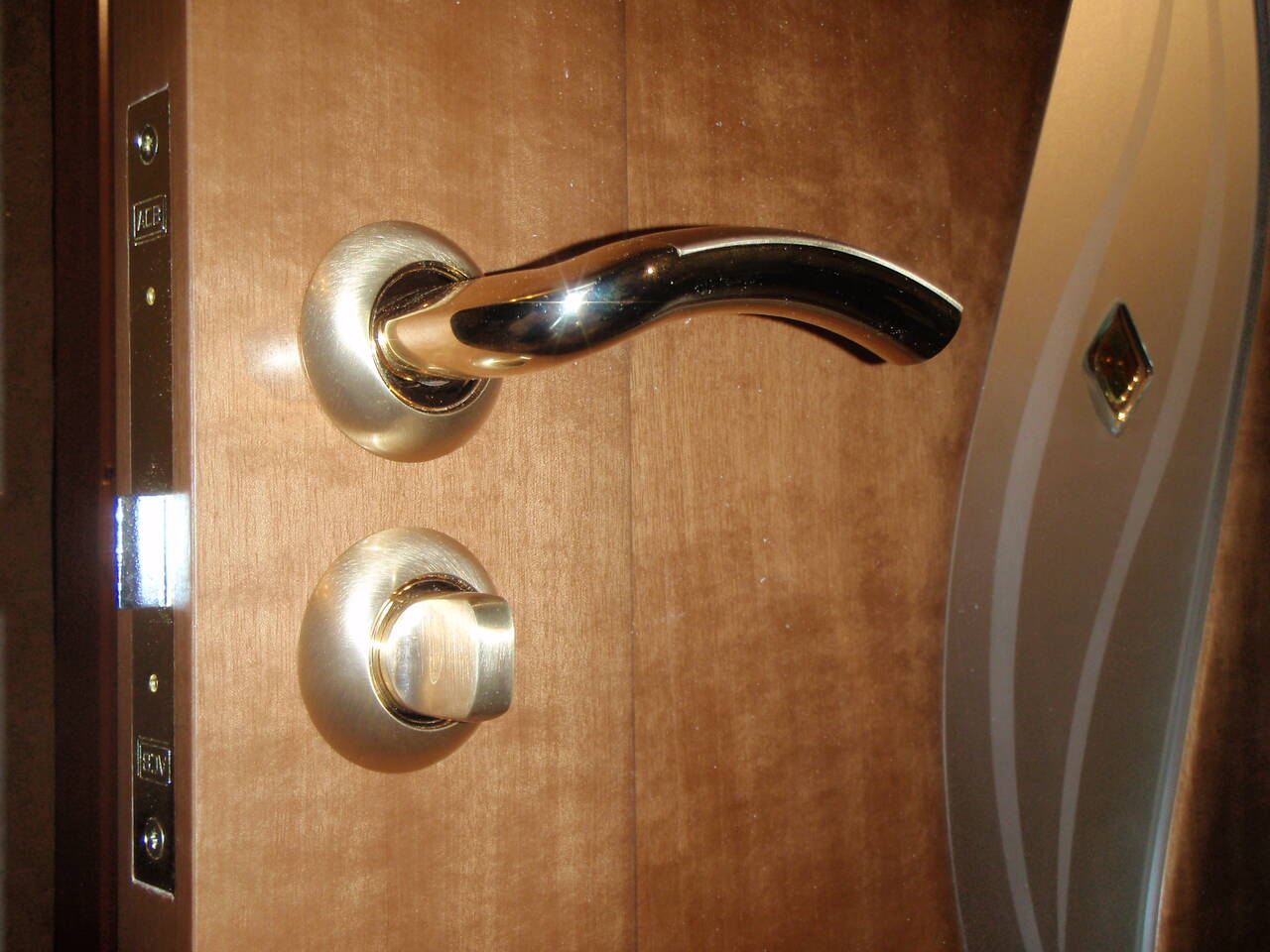 Ремонт межкомнатных дверей. в Санкт-Петербурге фото 4 Услуги Санкт-Петербург