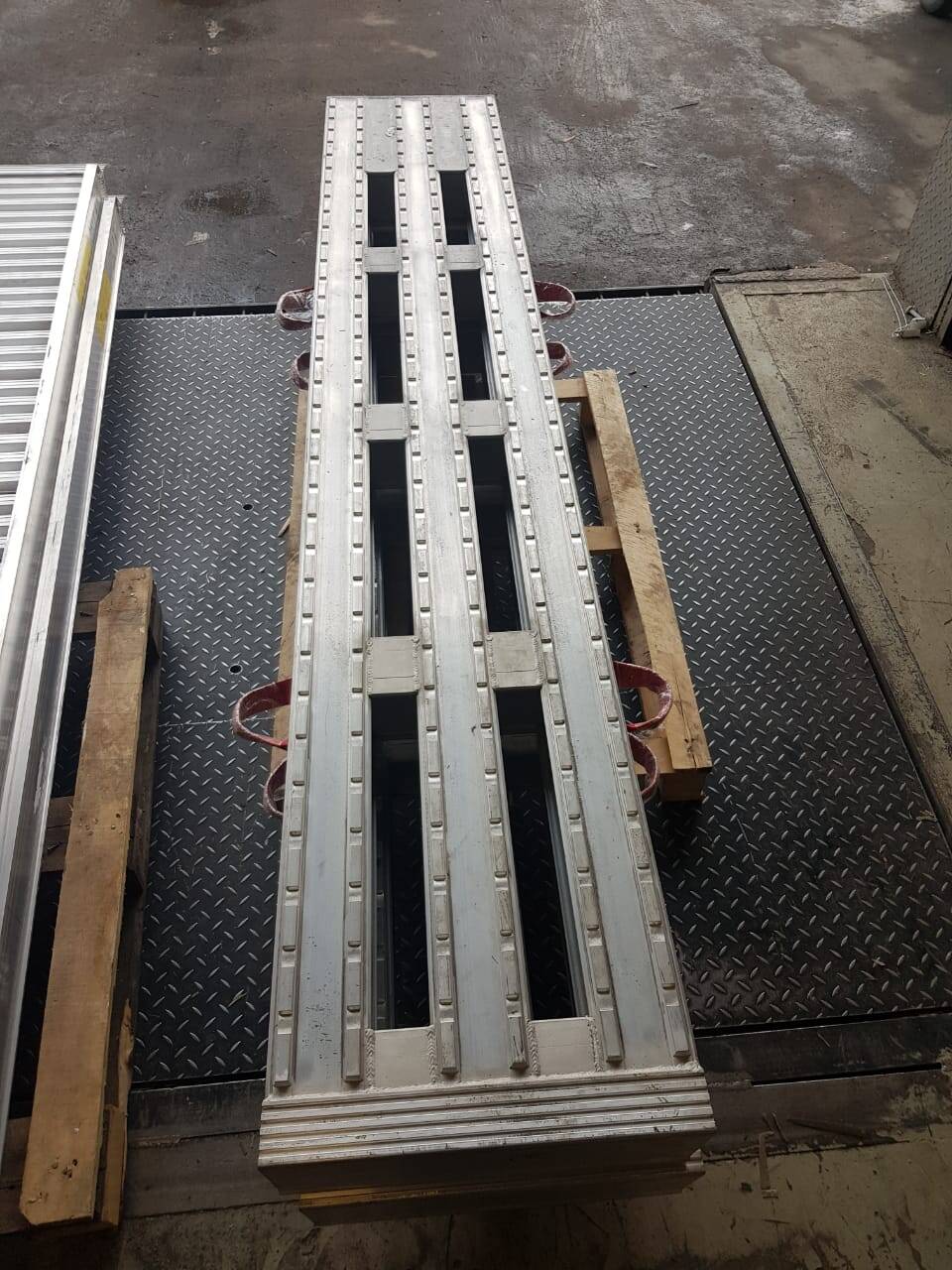 Аппарели алюминиевые для погрузки/разгрузки тяжелой техники. в Москве фото 1 Транспорт Москва Аппарели алюминиевые для погрузки/разгрузки тяжелой техники. в Москве фото 1 Транспорт Москва