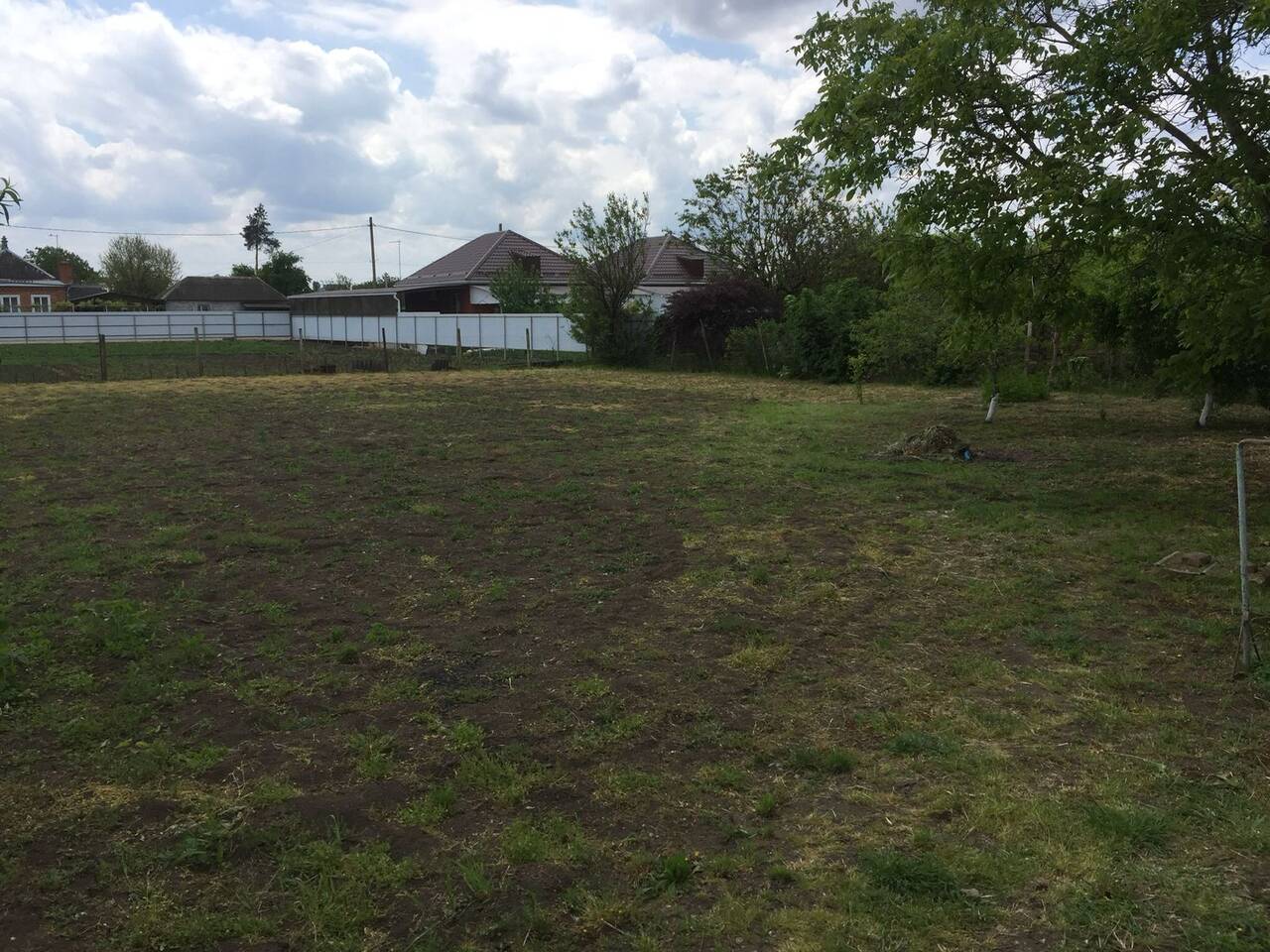 Продаю земельный участок со строениями