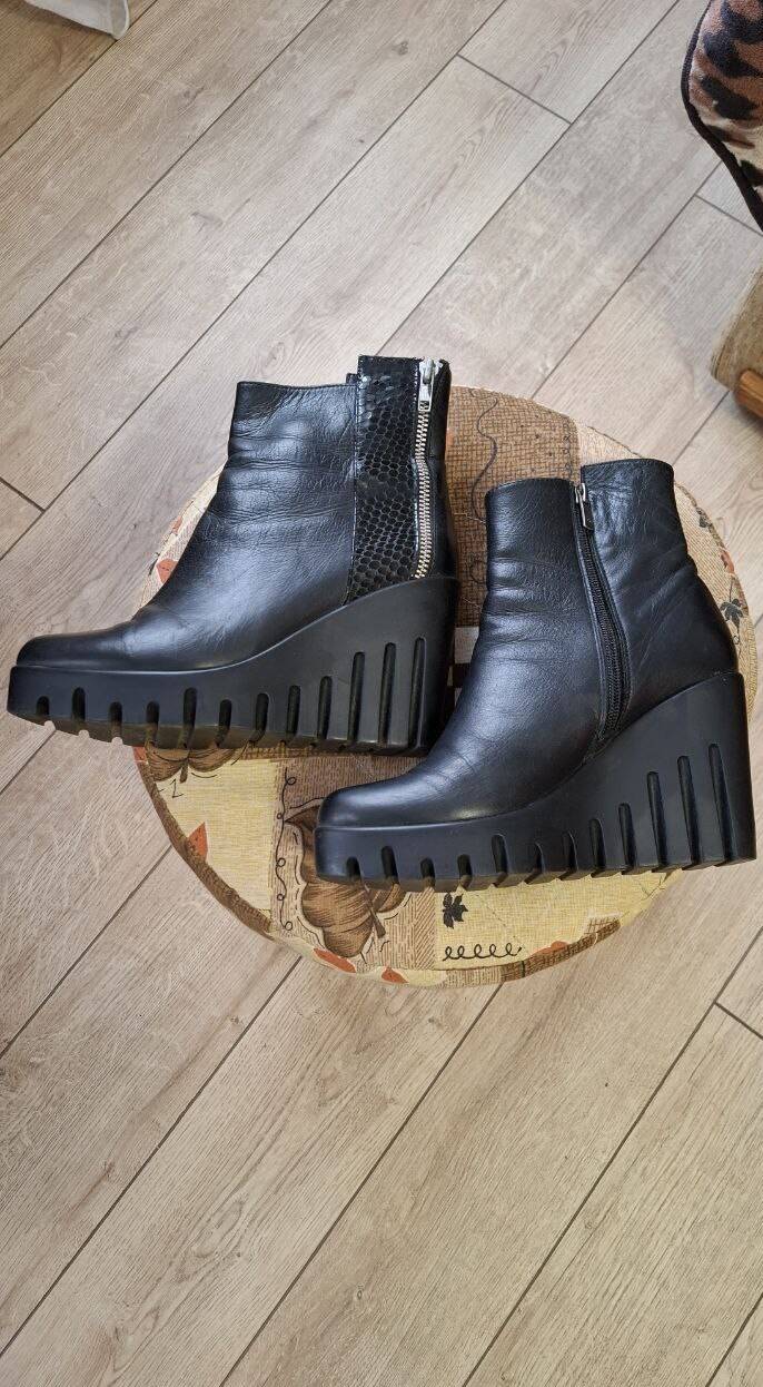 	Продам женские ботинки