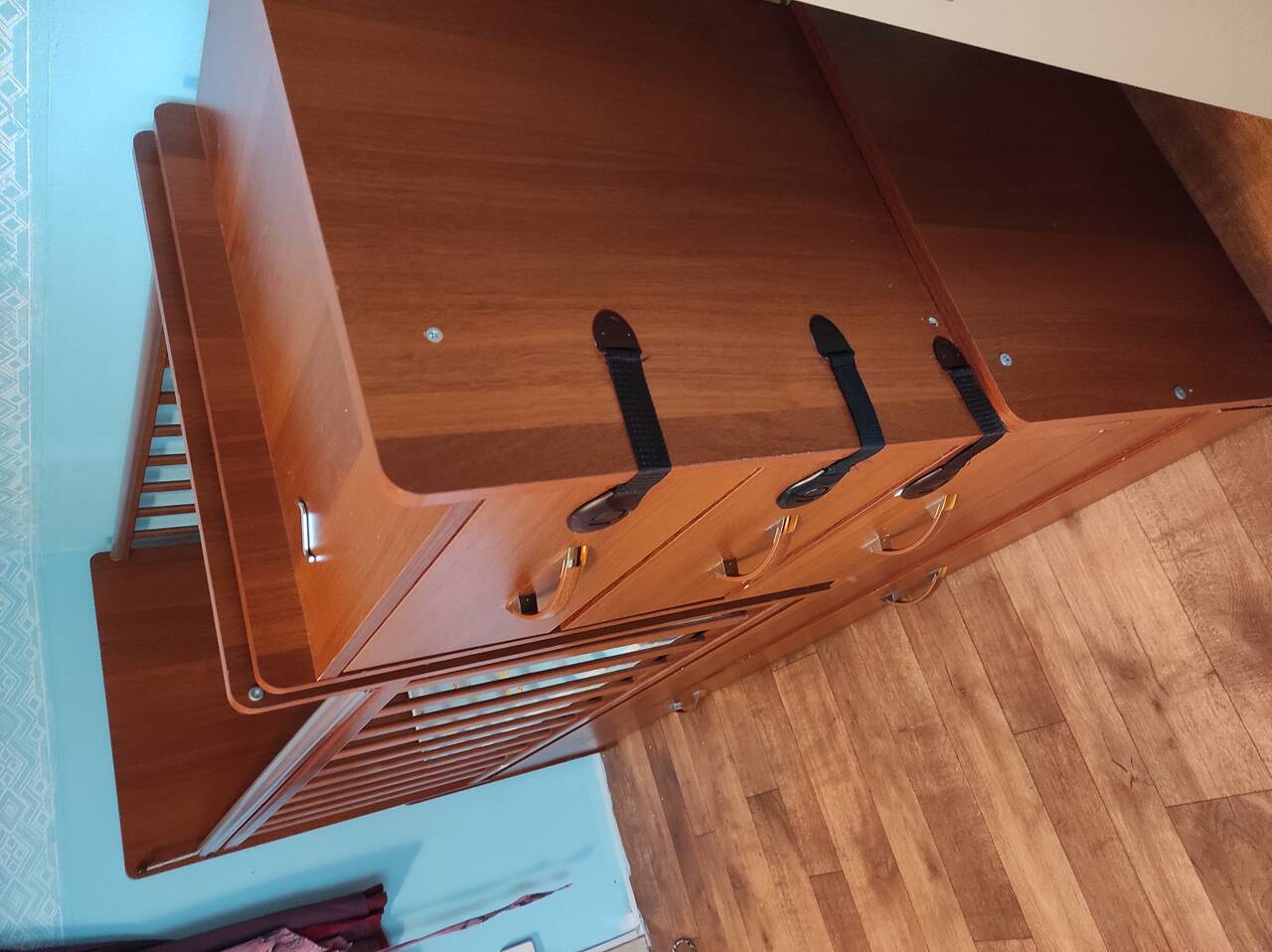 Детская кроватка с маятником