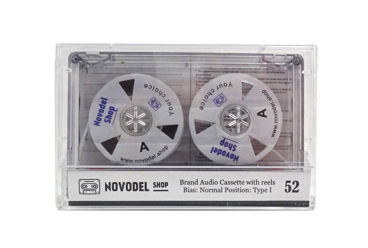 Шикарная аудиокассета "Novodel Shop" c белыми боббинками