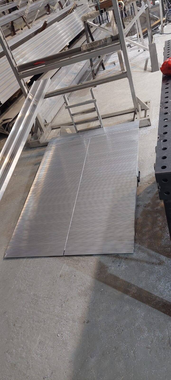 Складское оборудование. Погрузочные и перегрузочные платформы. Перегрузочный мост, или уравнительная платформа - погрузочное оборудование, которое позволяет сравнять высоту пола грузовика с уровнем пола склада.    в Москве фото 1 Транспорт Москва