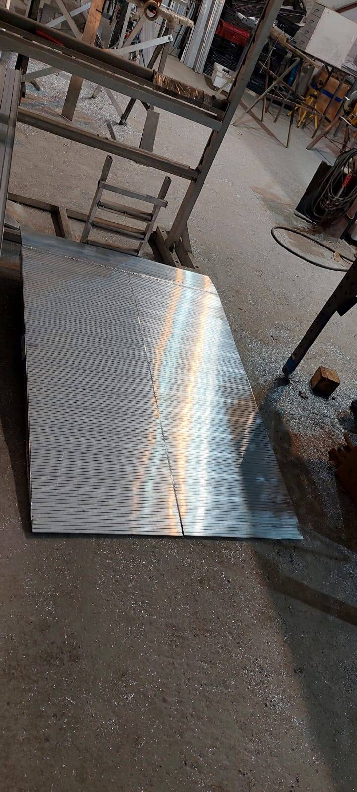 Складское оборудование. Погрузочные и перегрузочные платформы. Перегрузочный мост, или уравнительная платформа - погрузочное оборудование, которое позволяет сравнять высоту пола грузовика с уровнем пола склада.    в Москве фото 2 Транспорт Москва