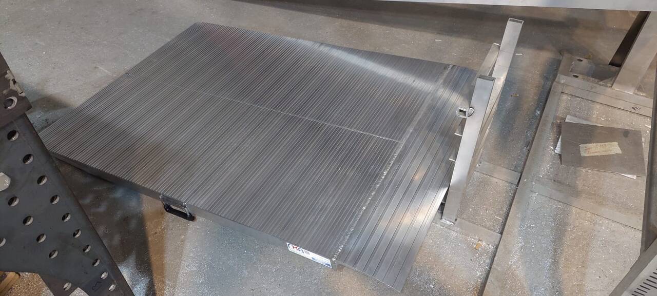 Складское оборудование. Погрузочные и перегрузочные платформы. Перегрузочный мост, или уравнительная платформа - погрузочное оборудование, которое позволяет сравнять высоту пола грузовика с уровнем пола склада.    в Москве фото 4 Транспорт Москва