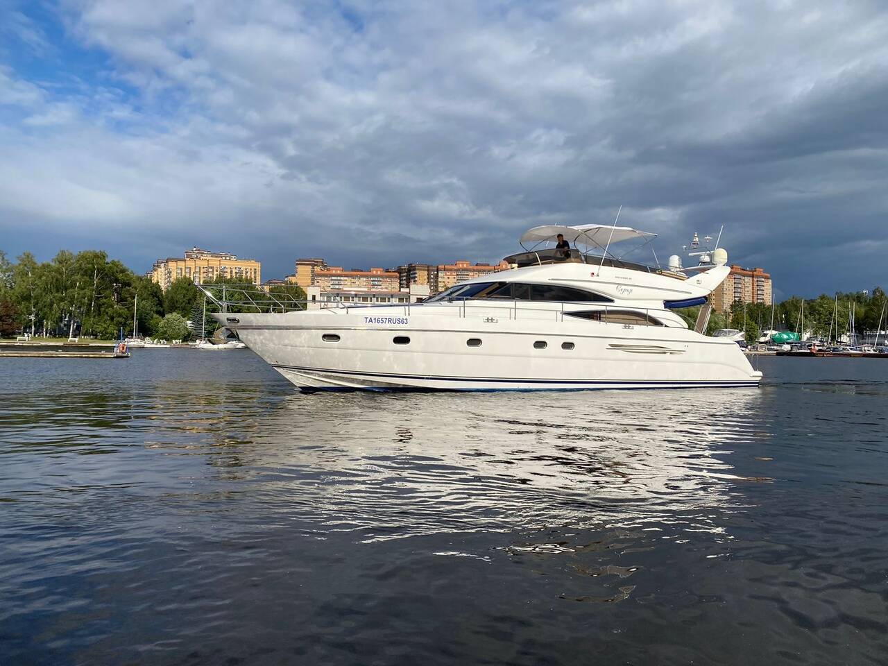 Индивидуальная аренда яхты в Москве для речной прогулки или круиза Индивидуальная аренда яхты в Москве для речной прогулки или круиза