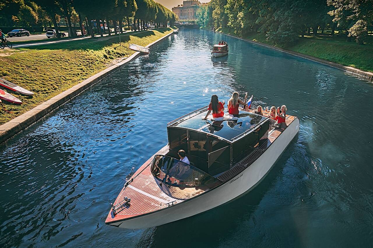 Катер на 11 человек Катер на 11 человек