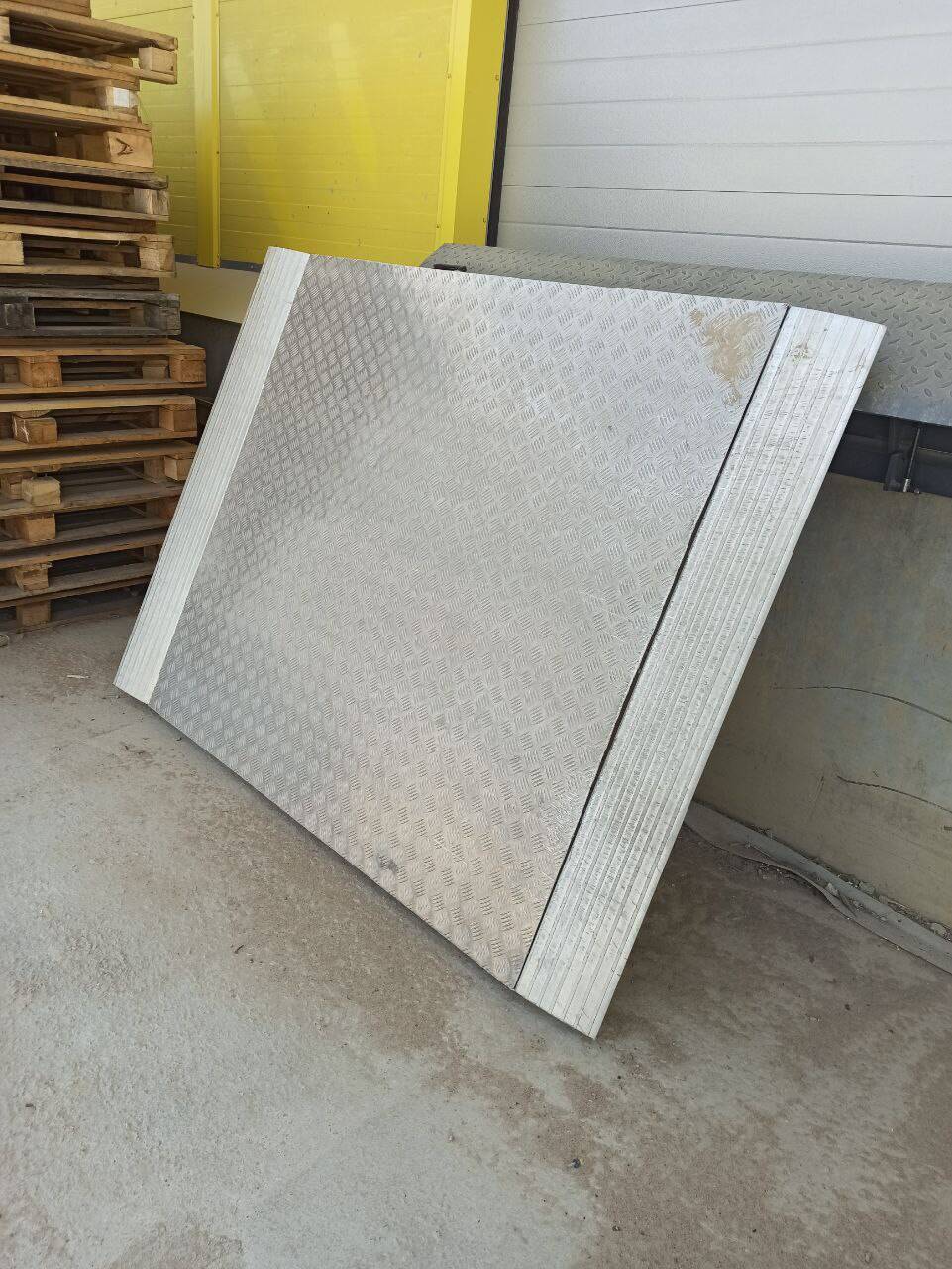 Перегрузочный / погрузочный мост для склада от производителя 