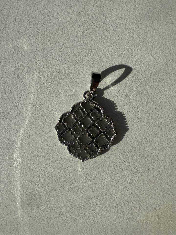 Кулон подвеска 585 Золотой цветок серебристый листок бижутерия украшение серебро серебристый серебряный бижутерный сплав под белое золото платину амулет талисман клевер цветок в Москве фото 3 Личные вещи Москва