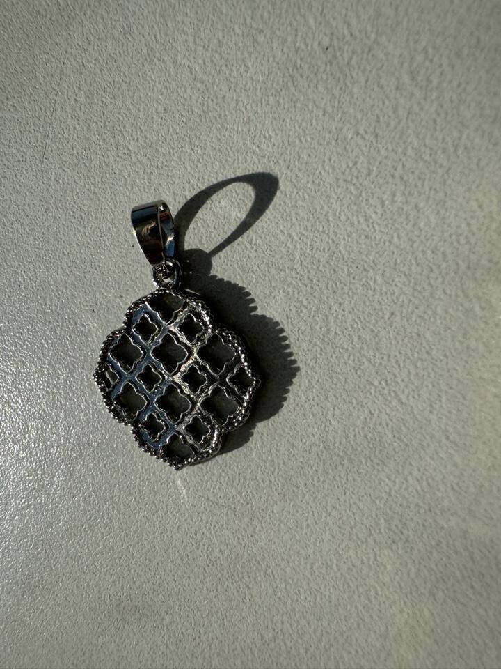 Кулон подвеска 585 Золотой цветок серебристый листок бижутерия украшение серебро серебристый серебряный бижутерный сплав под белое золото платину амулет талисман клевер цветок в Москве фото 5 Личные вещи Москва