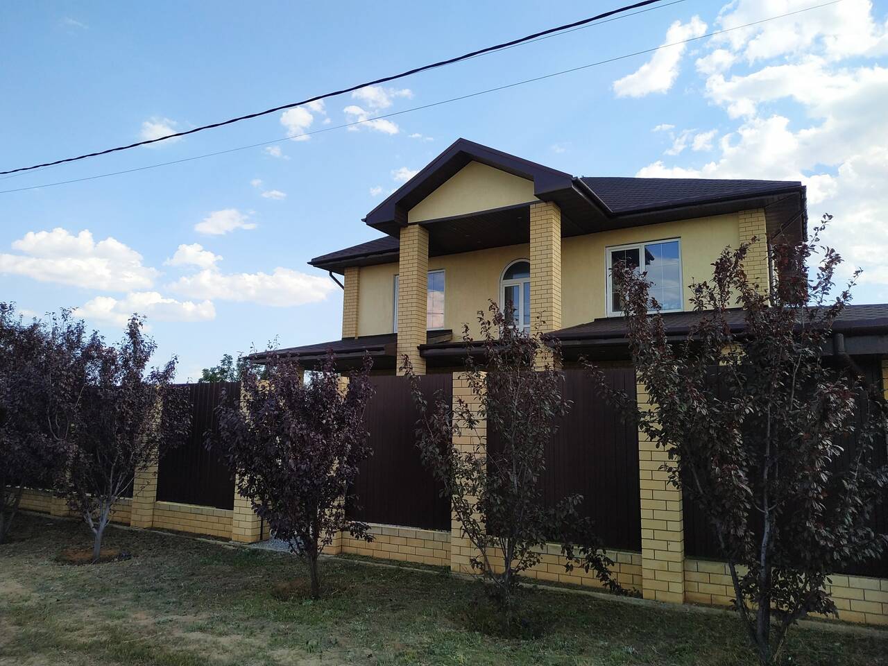 Продаётся дом общей площадью 600 м2, с участком 40 соток. 