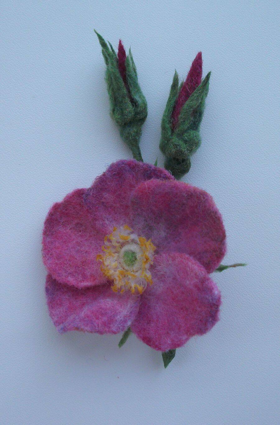 брошь - цветок шиповника