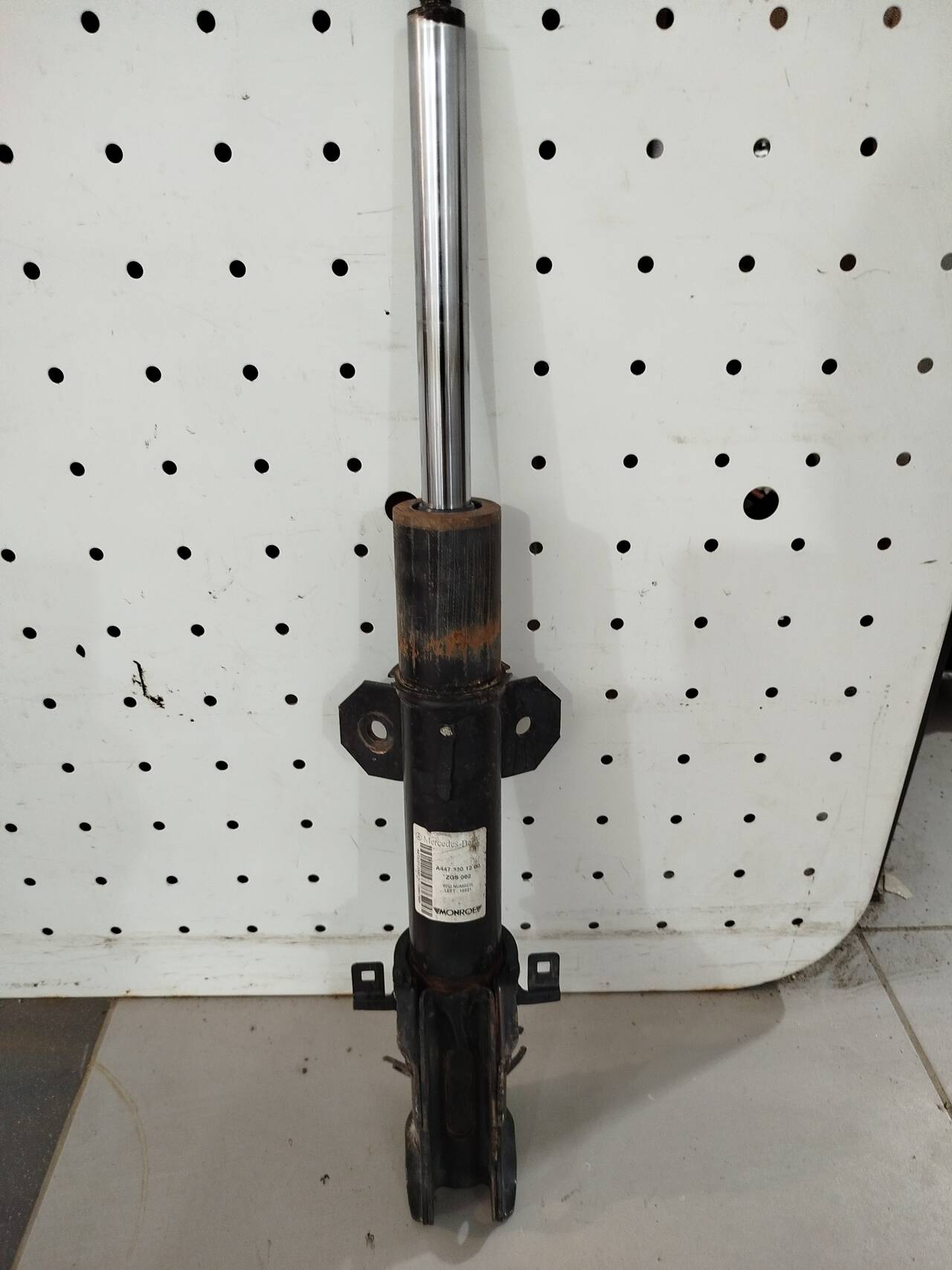 Амортизатор Mercedes Benz 447 передний прав лев